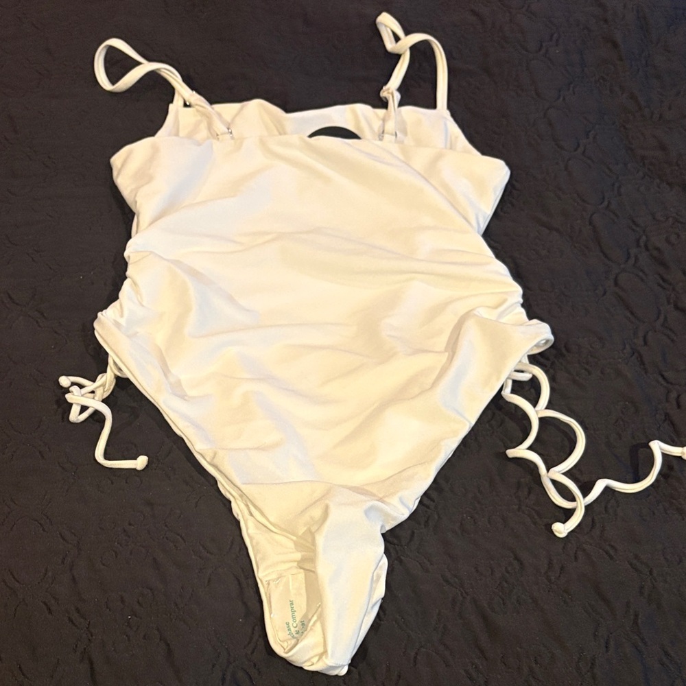 LULU’S Wave Chaser White Metallic Ruched One-Piece Swimsuit size Large NWT - Picture 4 of 4